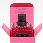 Flacon de parfum Valentino dans une boite rose, design elegant avec un capuchon noir, theme luxueux.