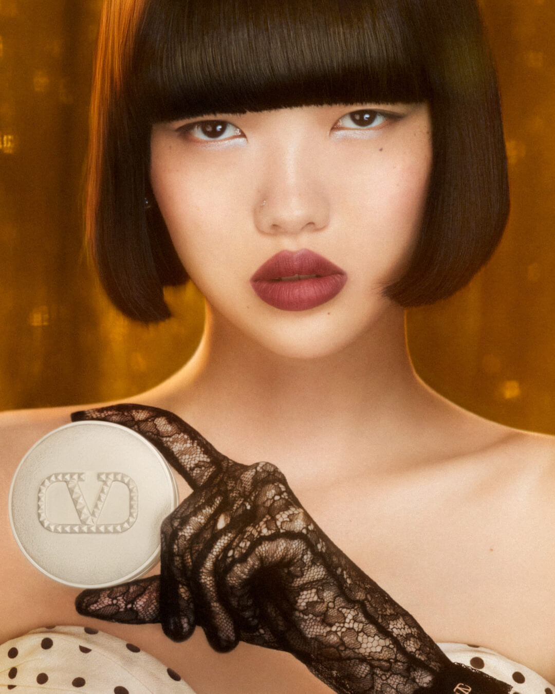 Une belle fille portant SPIKE VALENTINO IVORY.