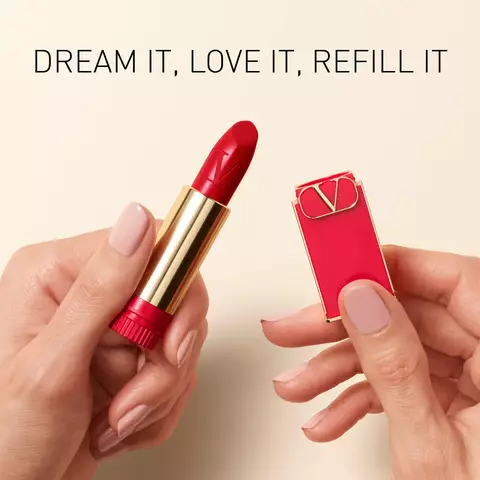 Eine Person halt einen roten Lippenstift in der einen Hand und eine Nachfullpatrone in der anderen, mit dem Slogan "DREAM IT, LOVE IT, REFILL IT" daruber.