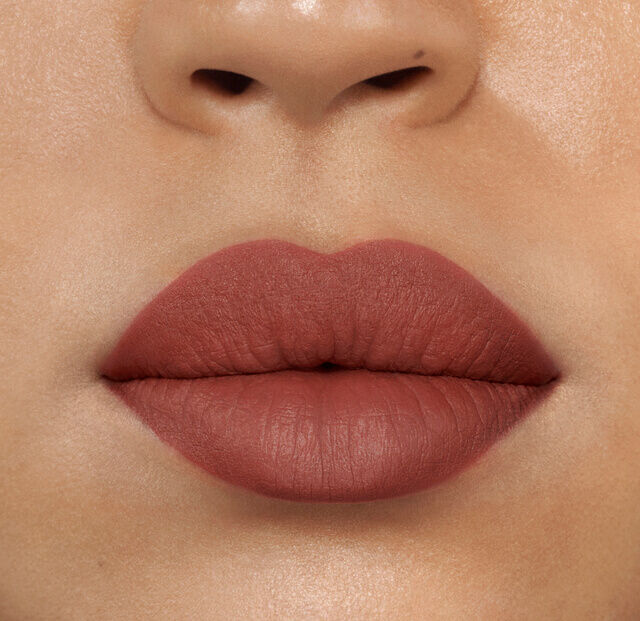 112A ROSE REVERIE echantillon sur les levres