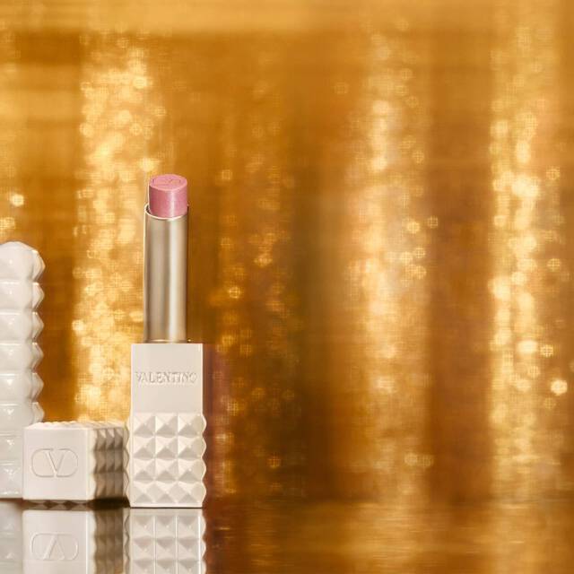 SPIKE VALENTINO IVORY sur fond dore scintillant