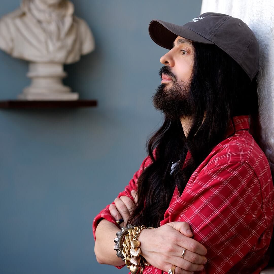 Alessandro Michele, directeur artistique de Valentino, appuye contre le mur.