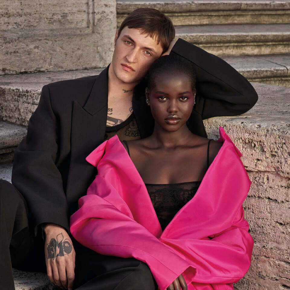 Deux Valentino beauty models appuyees l'une contre l'autre.