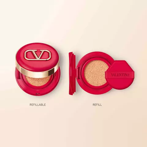 Rotes Lippenstift-Design mit dem Schriftzug "CV" und einer Nachfulloption daneben.