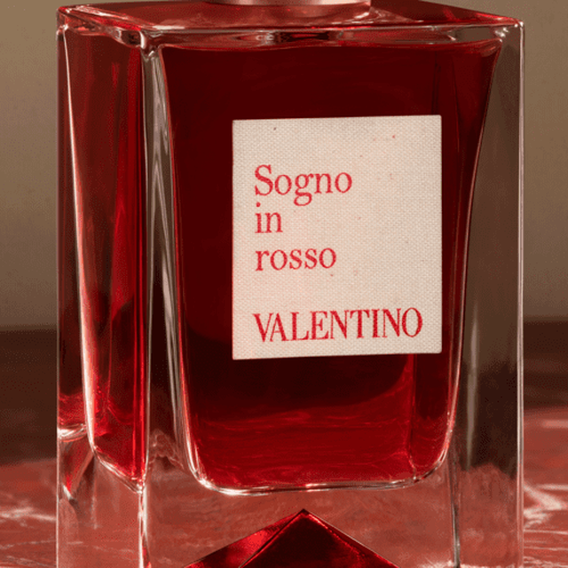 Flacon de parfum "Sogno in rosso" de Valentino, avec une etiquette blanche sur fond rouge.