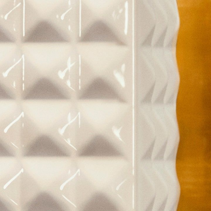 Emballage SPIKE VALENTINO IVORY avec texture cloutee