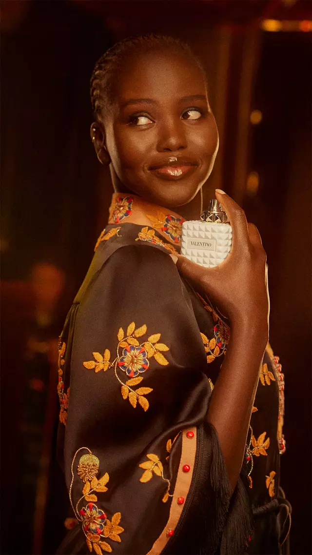 Une belle jeune fille utilisant BORN IN ROMA IVORY DONNA.