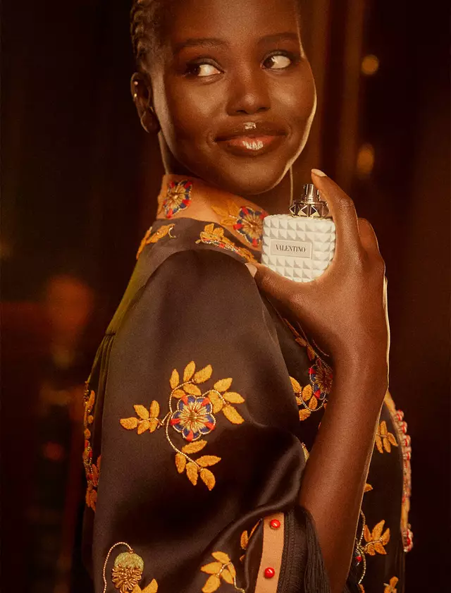Une belle jeune fille utilisant BORN IN ROMA IVORY DONNA.